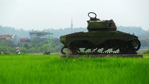 Un tank qui reste depuis 60 ans sur le champ de Muong Thanh